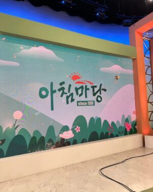 Kim Min-jung Instagram - .
5년만의 친정 나들이! 
KBS 아침마당 출연했어요🌞
정말 오랜만에 여의도 출근길을 가니 싱숭생숭~
배 속 콩콩이 품고 가니 더 벅차 가슴이 콩콩콩!ㅎㅎ
시간이 흘러도 익숙한 스튜디오의 공기
변함 없이 그 자리에 계시는 선배님들 🙏🏻 
마음이 몽글몽글했네용!

'둘째라서 더 행복해요'라는 주제로 
임신과 출산, 가족에 대한 이야기 나눠봤는데요~ 
다들 정말 반갑게 저희 부부 맞아주시고 축하해주시고
순산 응원해주셔서 정말 감사했어요❤️
불러주셔서 감사합니당! :)