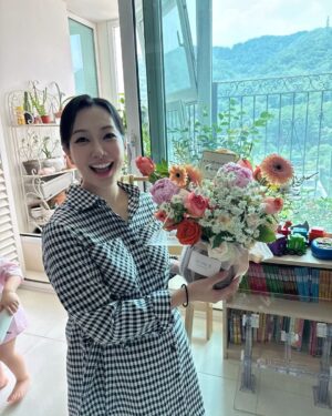 Kim Min-jung Instagram - .
집으로 배달된 의문의 꽃바구니
이게 뭐지???😲
남편이 보낸 것도 아니고.. 팬????
잠깐 회로 정지 버퍼링...;;; 짱팬 지혜???

아무 연락 없이 갑자기 뜬금없이 집으로 꽃을 보낸 KBS동기!
어쩜 이래~~~~~ #함박웃음  #눈물한바가지
요즘 자주 찾아오는 우울이 때문에 지쳐있는 친구를 위해 
꽃배달을 계획하며 얼마나 마음을 썼을까요..
꽃 고르며 울집 강아지까지 생각했다는 친구 #대다나다
이렇게 날 생각하고 마음쓰는 친구가 곁에 있다니.. 
이럴 줄 알고(?) 난 딱 때 맞춰 
만삭사진 촬영용 풀메이크업을 하고 있었던 건가ㅋㅋㅋㅋㅋ
아인이가 옆에서 우당탕 뛰어도 엄마는 사진을 찍어야겠어!!!

지혜야!! 진짜 고맙다!!! 밥 먹자!!!! @hyeshow
