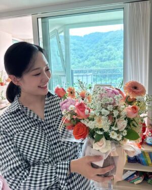 Kim Min-jung Instagram - .
집으로 배달된 의문의 꽃바구니
이게 뭐지???😲
남편이 보낸 것도 아니고.. 팬????
잠깐 회로 정지 버퍼링...;;; 짱팬 지혜???

아무 연락 없이 갑자기 뜬금없이 집으로 꽃을 보낸 KBS동기!
어쩜 이래~~~~~ #함박웃음  #눈물한바가지
요즘 자주 찾아오는 우울이 때문에 지쳐있는 친구를 위해 
꽃배달을 계획하며 얼마나 마음을 썼을까요..
꽃 고르며 울집 강아지까지 생각했다는 친구 #대다나다
이렇게 날 생각하고 마음쓰는 친구가 곁에 있다니.. 
이럴 줄 알고(?) 난 딱 때 맞춰 
만삭사진 촬영용 풀메이크업을 하고 있었던 건가ㅋㅋㅋㅋㅋ
아인이가 옆에서 우당탕 뛰어도 엄마는 사진을 찍어야겠어!!!

지혜야!! 진짜 고맙다!!! 밥 먹자!!!! @hyeshow