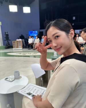 Kim Min-jung Instagram - .
5년만의 친정 나들이! 
KBS 아침마당 출연했어요🌞
정말 오랜만에 여의도 출근길을 가니 싱숭생숭~
배 속 콩콩이 품고 가니 더 벅차 가슴이 콩콩콩!ㅎㅎ
시간이 흘러도 익숙한 스튜디오의 공기
변함 없이 그 자리에 계시는 선배님들 🙏🏻 
마음이 몽글몽글했네용!

'둘째라서 더 행복해요'라는 주제로 
임신과 출산, 가족에 대한 이야기 나눠봤는데요~ 
다들 정말 반갑게 저희 부부 맞아주시고 축하해주시고
순산 응원해주셔서 정말 감사했어요❤️
불러주셔서 감사합니당! :)