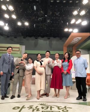 Kim Min-jung Instagram - .
5년만의 친정 나들이! 
KBS 아침마당 출연했어요🌞
정말 오랜만에 여의도 출근길을 가니 싱숭생숭~
배 속 콩콩이 품고 가니 더 벅차 가슴이 콩콩콩!ㅎㅎ
시간이 흘러도 익숙한 스튜디오의 공기
변함 없이 그 자리에 계시는 선배님들 🙏🏻 
마음이 몽글몽글했네용!

'둘째라서 더 행복해요'라는 주제로 
임신과 출산, 가족에 대한 이야기 나눠봤는데요~ 
다들 정말 반갑게 저희 부부 맞아주시고 축하해주시고
순산 응원해주셔서 정말 감사했어요❤️
불러주셔서 감사합니당! :)