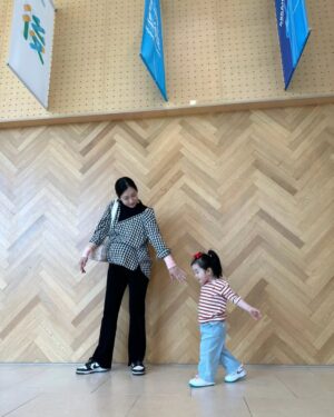 Kim Min-jung Instagram - .
훌쩍 큰 첫째
부쩍 나온 배
점점 아파오는 손목 허리..
그럼에도 무척 소중한 하루하루예요.
힘든 순간 버티느라 정신없지만
남편이 찍어준 사진엔 아름다움 뿐이라 괜히 울컥하네요~
감사하며 살자🙏🏻 #임신호르몬#감정널뛰기#돌고돌아감사