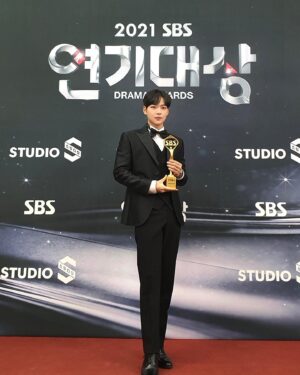 Kim Min-ki Instagram - 안녕하세요 김민기 입니다

2021년을 돌아보니 좋은 기억들 뿐이에요
정말 많은 경험을 하고 다양한 것을 배우며
알차게 보낸 것 같습니다 

너무 과분하게 많은 사랑과 관심을 받는 것 같아서
어떻게 보답해드려야 할지 걱정도 되지만 
한편으로는 제 삶의 원동력이 되는 것 같아 정말 감사드려요

비록 지금은 감사하다는 말밖에 드릴 수 없는 저이지만 
항상 겸손하게 언젠가 큰 사람이 되어서
응원해주시고 도와주시는 제 사람들 모두에게 
보답할 거라는 포부를 가지고 
성실하게 살겠습니다

2022년도 잘 부탁드립니다 
새해 복 많이 받으세요!

#happynewyear