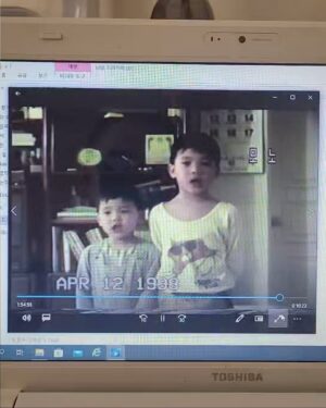 Kim Min-seok Instagram - 어린이날 기념 어린이 시절 방출 #달고오묘한그말씀 #동생과 #기억도안남 #김민석여며라