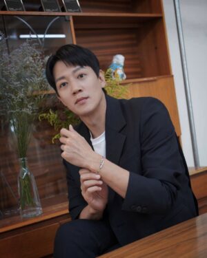 Kim Rae-won Instagram - 유니세프한국위원회 특별대표 김래원입니다

6월 20일은 세계 난민의 날입니다.
전쟁과 분쟁 속에서 어린이는 가장 취약한 상황에 놓이게 됩니다.
처음 포탄이 떨어지기 시작했을 때 우크라이나  어린이 ‘아피나’는 겨우 두살이였습니다.
저는 전쟁 등으로 고통받는 어린이의 안전을 위해 유니세프 팀에 합류했습니다.
평화로운 일상을 누리지 못하는 어린이들은 모두의 힘이 필요합니다.
여러분 한분 한분의 관심이 전쟁 속에서 고통받는 어린이에게는 크나큰 희망이 됩니다.

@unicef_kr  #유니세프 #유니세프팀 #유니세프팀팔찌  #unicef #foreverychild