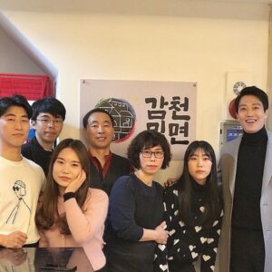 Kim Rae-won Instagram - 정직하고 성실한 매니저 동생 지환이..
그동안 함께하면서 지환이 가족들은 처음 만나네..어머니를 많이 닮았구나^^ 부산가면 맛집코스.. 한약재밀면
#밀면#감천밀면#남포동맛집#부산맛집#옛날돈까스#막둥이 는 지환이를 싫어해