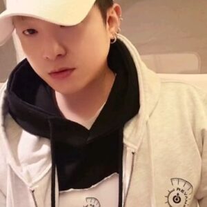 Kim Ryang -ha Instagram - 【 #량하효과 】 
#REVAMP 풀세트 

#리뱀프 #REVAMP모자 #리뱀프모자
#량하REVAMP #량하리뱀프

www.revamp.co.kr