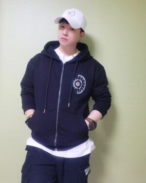 Kim Ryang -ha Instagram - 【 #량하효과 】 
살 빨리 빼야지 지금 더 쪘어..후..

#REVAMP #리뱀프