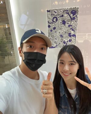 Kim Sae-yeon Instagram - 오늘은 용화선배님이 방문해주셨습니다~!
제 미술 좋아해주셔서 너무 영광이에요🙇‍♀️ 
바쁜와중에도 와주셔서 감사합니다😁
#김세연 #개인전