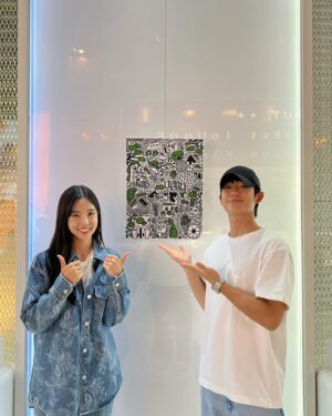 Kim Sae-yeon Instagram - 오늘 해인선배님이 방문해주셨습니당🫢 
오셔서 하나하나 집중해서 다 봐주시기까지하고~~ 
오늘 구경와주셔서 너무 감사합니다!!😁 
#김세연 #개인전 

- 2023. 7. 26. 수 - 8. 8. 화

- 롯데월드타워 1층 다이버홀 어바웃 프로젝트 라운지

@about_projectlounge