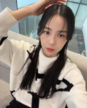 Kim Sae-yeon Instagram - 🙂