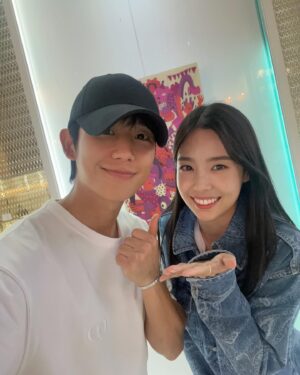 Kim Sae-yeon Instagram - 오늘 해인선배님이 방문해주셨습니당🫢 
오셔서 하나하나 집중해서 다 봐주시기까지하고~~ 
오늘 구경와주셔서 너무 감사합니다!!😁 
#김세연 #개인전 

- 2023. 7. 26. 수 - 8. 8. 화

- 롯데월드타워 1층 다이버홀 어바웃 프로젝트 라운지

@about_projectlounge