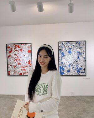 Kim Sae-yeon Instagram - ’취향의 카르텔‘
오늘부터 11월19일까지⭐️
놀러오세요◡̈ 

서울시 종로구 인사동길 19-2, 와담빌딩 3,4층

#전시회 #그룹전 #무우수갤러리