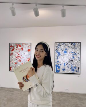 Kim Sae-yeon Instagram - ’취향의 카르텔‘
오늘부터 11월19일까지⭐️
놀러오세요◡̈ 

서울시 종로구 인사동길 19-2, 와담빌딩 3,4층

#전시회 #그룹전 #무우수갤러리
