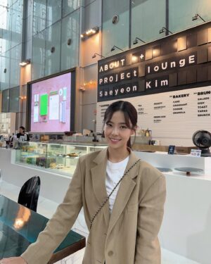 Kim Sae-yeon Instagram - 오늘 잠실 어바웃프로젝트라운지에서 제 두번째 개인전시회 열었습니다!
오늘 7월 26일부터 8월 8일까지 2주간 전시합니다 
작품 열심히 준비 했으니 많이 놀러와주세요🫶🏼