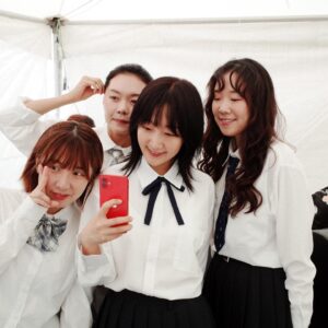 Kim Sawol Instagram - 진지하고 열정적이었던 아시안 팝 페스티벌 관객 여러분
친절하고 완벽했던 음향, 무대팀과 스태프 여러분
김사월 밴드를 예쁘게 꾸며주신 전문가 선생님들과
너무 이뿐 김사월 밴드
😌🙏🏻

의상 @pilotplant 
사진 @abiraymaker