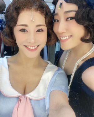 Kim So-hyang Instagram - 어쩌다 막연하게 만날까 했던 #벤자민버튼 

어쩌면 기나긴 준비의 끝 프레스콜. 

두번째 공연🩵 몇번 없는 소중한 공연에서 
귀한 얘기를 해볼까 해요. 

오늘 하루는 어제밤 미리 아파하던 
불안들이 준비해둔 선물 
산다는 건 불안으로 흔들렸던 그 많던 날들이니 
그만 모두 용서 하여라. #김소향#향블루#소블루