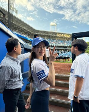 Kim So-hyang Instagram - 내 평생 가장 떨렸던 순간 중 한번. 
날씨도 매진된 경기도 모든것들이 완벽했던 
평생 잊지 못 할 순간들. 
이런 기회를 주신 @dimf_official  감사합니다. 
심지어 승리요정(?)이 됨🙈

비록 연습처럼은 못했지만(🙈)
 예쁘게 폼 잡도록 가르쳐 주신 
@lbs_academy 감사합니다🩷 
@sophy_jiwon_kim 울 대표님 덕분이야🩵 
나의 완벽한 대구여행은 그대들 덕분. 
10년이 되어가는 우리. 영원히 사랑해 고마워요 
@official.emkent @honey_0919_jm @90aries 

나는 참 배우이길 다행이다. 
이토록 찬란한 따뜻한 삶을 살고 있으니. 

그리고 나 야구와 사랑에 빠졌다…
#김소향#시구#야구#한국프로야구#kbo#삼성라이온즈
#원태인#선수님#감사해요