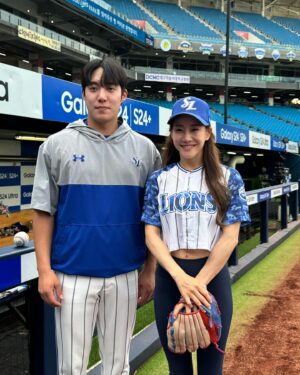 Kim So-hyang Instagram - 내 평생 가장 떨렸던 순간 중 한번. 
날씨도 매진된 경기도 모든것들이 완벽했던 
평생 잊지 못 할 순간들. 
이런 기회를 주신 @dimf_official  감사합니다. 
심지어 승리요정(?)이 됨🙈

비록 연습처럼은 못했지만(🙈)
 예쁘게 폼 잡도록 가르쳐 주신 
@lbs_academy 감사합니다🩷 
@sophy_jiwon_kim 울 대표님 덕분이야🩵 
나의 완벽한 대구여행은 그대들 덕분. 
10년이 되어가는 우리. 영원히 사랑해 고마워요 
@official.emkent @honey_0919_jm @90aries 

나는 참 배우이길 다행이다. 
이토록 찬란한 따뜻한 삶을 살고 있으니. 

그리고 나 야구와 사랑에 빠졌다…
#김소향#시구#야구#한국프로야구#kbo#삼성라이온즈
#원태인#선수님#감사해요
