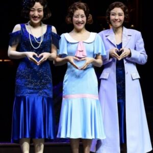 Kim So-hyang Instagram - 어쩌다 막연하게 만날까 했던 #벤자민버튼 

어쩌면 기나긴 준비의 끝 프레스콜. 

두번째 공연🩵 몇번 없는 소중한 공연에서 
귀한 얘기를 해볼까 해요. 

오늘 하루는 어제밤 미리 아파하던 
불안들이 준비해둔 선물 
산다는 건 불안으로 흔들렸던 그 많던 날들이니 
그만 모두 용서 하여라. #김소향#향블루#소블루