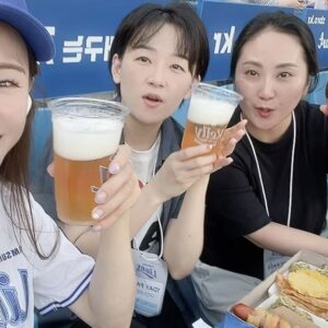 Kim So-hyang Instagram - 내 평생 가장 떨렸던 순간 중 한번. 
날씨도 매진된 경기도 모든것들이 완벽했던 
평생 잊지 못 할 순간들. 
이런 기회를 주신 @dimf_official  감사합니다. 
심지어 승리요정(?)이 됨🙈

비록 연습처럼은 못했지만(🙈)
 예쁘게 폼 잡도록 가르쳐 주신 
@lbs_academy 감사합니다🩷 
@sophy_jiwon_kim 울 대표님 덕분이야🩵 
나의 완벽한 대구여행은 그대들 덕분. 
10년이 되어가는 우리. 영원히 사랑해 고마워요 
@official.emkent @honey_0919_jm @90aries 

나는 참 배우이길 다행이다. 
이토록 찬란한 따뜻한 삶을 살고 있으니. 

그리고 나 야구와 사랑에 빠졌다…
#김소향#시구#야구#한국프로야구#kbo#삼성라이온즈
#원태인#선수님#감사해요