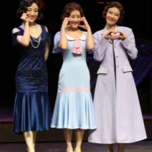 Kim So-hyang Instagram - 어쩌다 막연하게 만날까 했던 #벤자민버튼 

어쩌면 기나긴 준비의 끝 프레스콜. 

두번째 공연🩵 몇번 없는 소중한 공연에서 
귀한 얘기를 해볼까 해요. 

오늘 하루는 어제밤 미리 아파하던 
불안들이 준비해둔 선물 
산다는 건 불안으로 흔들렸던 그 많던 날들이니 
그만 모두 용서 하여라. #김소향#향블루#소블루