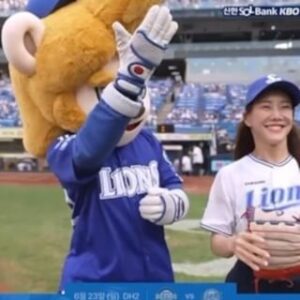 Kim So-hyang Instagram - 모든게 완벽하던 평생 기억하고 싶던 날. 
(시구는.. 잘하고 싶었어) 
@lbs_academy  너무너무 감사합니다! 
#삼성라이온즈 #시구 #김소향 #⚾️#야구#kbo
