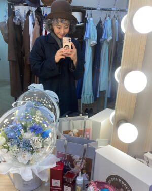 Kim So-hyang Instagram - 8주간의 길고도 짧은 창작의 과정이 끝나고 
(어쩌면 시작일지도..) 첫 공이 무사히 올라갔습니다. 
눈물을 닦고 닦아도 촉촉한 관객들의 눈을 마주 할 수 있어 
너무 영광이고 정말 행복했습니다. 

항상 무시무시하게 저돌적으로 논쟁을 하는 나를 감싸 안아주시고 존중해 주신 조광화 연출님과 우리 창작진분들. 
감사하고 사랑합니다 🌷🌻 
벤자민 식구들! 

많은 관심 사랑 부탁드립니다🩵💙 
향블루소블루 뭐든 ㅎ 보러와주세요~ 
어른들의 동화 #벤자민버튼 #김소향 

그리고 나의 원앤온리 향수 선물해주신 @hyangcaron1224 
진짜 감동 최고예요⭐️