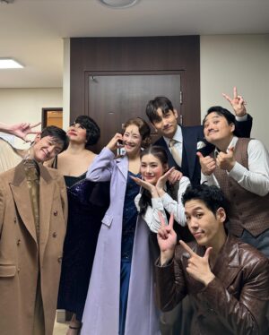 Kim So-hyang Instagram - 8주간의 길고도 짧은 창작의 과정이 끝나고 
(어쩌면 시작일지도..) 첫 공이 무사히 올라갔습니다. 
눈물을 닦고 닦아도 촉촉한 관객들의 눈을 마주 할 수 있어 
너무 영광이고 정말 행복했습니다. 

항상 무시무시하게 저돌적으로 논쟁을 하는 나를 감싸 안아주시고 존중해 주신 조광화 연출님과 우리 창작진분들. 
감사하고 사랑합니다 🌷🌻 
벤자민 식구들! 

많은 관심 사랑 부탁드립니다🩵💙 
향블루소블루 뭐든 ㅎ 보러와주세요~ 
어른들의 동화 #벤자민버튼 #김소향 

그리고 나의 원앤온리 향수 선물해주신 @hyangcaron1224 
진짜 감동 최고예요⭐️