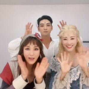 Kim So-hyang Instagram - 매일매일 연습하고 발전하는 너를 무대에서 만나는 건 
정말 행복한 일이었어. 

누나 항상 따르고 예뻐해줘서 고마워 🩷
너의 빛나는 미래를 응원해 
누나 잔소리 참느라 수고했오 ㅎㅎㅎㅎㅎ
너와 공연일때 극장 오는게 즐거웠어 🥹

@this_is_baekho  랑 막공 with 
@princess_yoon 
 #백호#윤공주#김소향#향마리#백르젠#공그리드#마리앙투아네트