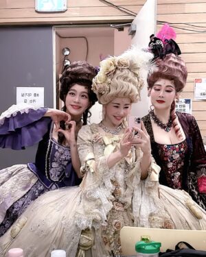 Kim So-hyang Instagram - 마리앙투아네트 100회 @emk_musical 
Emk 엔터 페어데이 @official.emkent 
영기오빠 26주년 축하해요 @poimin73 
내 새꾸 #유소리 @sor_e26 

사랑하는 마리앙 식구들⭐️🌸 
정말 정말 사랑합니다. 

이제 9번 남았다. 
#향마리 #굿바이  #실감안난다
