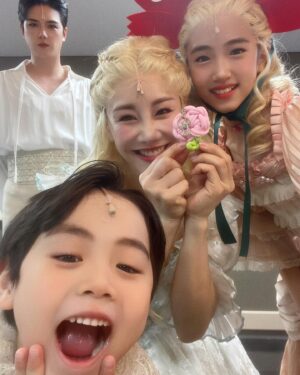 Kim So-hyang Instagram - 엄마 아니지만 나 엄마야 🌸 

#어버이날 #카네이션 #딸#아들