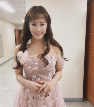Kim So-hyang Instagram - 봄이 오는 길목에 예쁜 드레스 입고 
내가 젤 좋아하는 일을 하며 웃었다. 
박수받으며 마리앙투아네트 5번의 공연을 잘 마쳤고 
벤자민을 위해 세종M 극장에 들어왔다. 

바쁜 하루하루였고 
내가 누구인지도 잊고 지낼 만큼 나를 돌아볼 시간은 없었지만 
무대위의 나 또 한 나 니까. 

감사합니다. 
이제 15번도 남지 않은 마리앙 
진짜 무대에서 살겠습니다. 

@lor_soiree  드레스 흐엉 👗
@d.young @eunnara82  항상 고마워 

#마리앙투아네트#김소향#향마리#소블루#벤자민버튼