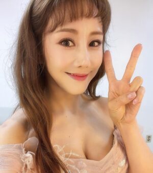 Kim So-hyang Instagram - 봄이 오는 길목에 예쁜 드레스 입고 
내가 젤 좋아하는 일을 하며 웃었다. 
박수받으며 마리앙투아네트 5번의 공연을 잘 마쳤고 
벤자민을 위해 세종M 극장에 들어왔다. 

바쁜 하루하루였고 
내가 누구인지도 잊고 지낼 만큼 나를 돌아볼 시간은 없었지만 
무대위의 나 또 한 나 니까. 

감사합니다. 
이제 15번도 남지 않은 마리앙 
진짜 무대에서 살겠습니다. 

@lor_soiree  드레스 흐엉 👗
@d.young @eunnara82  항상 고마워 

#마리앙투아네트#김소향#향마리#소블루#벤자민버튼