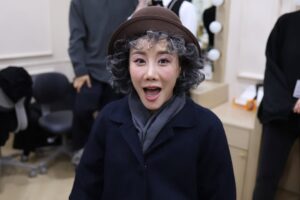 Kim So-hyang Instagram - 저는 이제 마리앙투아네트 잘 끝내고 돌아와 
벤자민 만날께요 (아직12회 남음) 

이 작품을 이 의상을 입을때마다 치매를 앓고 계신 할머니 생각이 나요. 할머니의 모든 표정이 마치 제 얼굴에 나오는 듯 해서 기분이 묘하기도 하고 슬프기도 하고 그립기도 합니다. 

저희 할머니는 식구들을 바라보시며 늘 저렇게 웃어주셨고 
무릎을 탁탁 치며 항상 아구 고마워라- 라고 말씀하시곤 합니다. 그래서 무대위에서 향블루 할머니인 저 역시 
고마워라.. 라고 말하곤 합니다. 
블루 처럼 치열하지만 따뜻하게 늙어가고 싶어요. 

저의 인터뷰. 
”나이 들어간다는 것은 무엇일까, 주름이 늘어간다는 것은 얼마나 아름다운 것인가, 그것을 함께 나눌 사람이 있다는 건 얼마나 아름다운가 생각들더라. 블루가 마지막으로 부르는 노래가 있다. 그 노래 하나만으로 이 작품을 선택했다. 가사가 아름답다“고 전했다. ”산다는 것에 대해 아름답게 정의하는 곡이다. 이 곡을 들으러 와주셨으면 좋겠다“ 
 ”결함이 있는, 외톨이 같은 소녀가 어떤 따뜻한 사람을 만나고, 치유되고, 그 과정 속에서 성숙한 여인이 되고.... 사랑받는 사람에 대한 인간의 그림을 그리고 싶었다“고 말했다. 이어서 ”그래서 이 작품을 읽을 때나, 노래 부를 때나, 항상 샤갈의 그림이 떠올랐다“며 ”우리 모두 각자 어떠한 부분에서는 소외되고, 결함을 가지고 있는 사람이다. 다른 결함을 갖고 있는 사람을 만나 완전해지는 그 과정을 따뜻하게 다루고 있는 작품이라고 생각한다“ 

관객여러분과 생각을 나눌 날들을 기다릴께요. 

#외쿡할머니#김소향#향블루#벤자민버튼