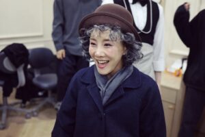 Kim So-hyang Instagram - 저는 이제 마리앙투아네트 잘 끝내고 돌아와 
벤자민 만날께요 (아직12회 남음) 

이 작품을 이 의상을 입을때마다 치매를 앓고 계신 할머니 생각이 나요. 할머니의 모든 표정이 마치 제 얼굴에 나오는 듯 해서 기분이 묘하기도 하고 슬프기도 하고 그립기도 합니다. 

저희 할머니는 식구들을 바라보시며 늘 저렇게 웃어주셨고 
무릎을 탁탁 치며 항상 아구 고마워라- 라고 말씀하시곤 합니다. 그래서 무대위에서 향블루 할머니인 저 역시 
고마워라.. 라고 말하곤 합니다. 
블루 처럼 치열하지만 따뜻하게 늙어가고 싶어요. 

저의 인터뷰. 
”나이 들어간다는 것은 무엇일까, 주름이 늘어간다는 것은 얼마나 아름다운 것인가, 그것을 함께 나눌 사람이 있다는 건 얼마나 아름다운가 생각들더라. 블루가 마지막으로 부르는 노래가 있다. 그 노래 하나만으로 이 작품을 선택했다. 가사가 아름답다“고 전했다. ”산다는 것에 대해 아름답게 정의하는 곡이다. 이 곡을 들으러 와주셨으면 좋겠다“ 
 ”결함이 있는, 외톨이 같은 소녀가 어떤 따뜻한 사람을 만나고, 치유되고, 그 과정 속에서 성숙한 여인이 되고.... 사랑받는 사람에 대한 인간의 그림을 그리고 싶었다“고 말했다. 이어서 ”그래서 이 작품을 읽을 때나, 노래 부를 때나, 항상 샤갈의 그림이 떠올랐다“며 ”우리 모두 각자 어떠한 부분에서는 소외되고, 결함을 가지고 있는 사람이다. 다른 결함을 갖고 있는 사람을 만나 완전해지는 그 과정을 따뜻하게 다루고 있는 작품이라고 생각한다“ 

관객여러분과 생각을 나눌 날들을 기다릴께요. 

#외쿡할머니#김소향#향블루#벤자민버튼