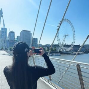 Kim So-hyang Instagram - 런던 Day-2 
잠을 잘 못자서 혹독하게 피곤하게 하는 중. 

운이 좋아 날씨가 좋아 

By 옥. 눙. 완초 🫶 고마왕 강아쥐 @o._.julia 

#마리퀴리#mariecurie #inlondon #london #🇬🇧