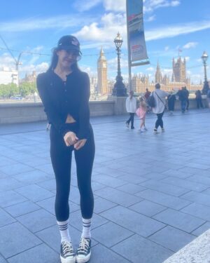 Kim So-hyang Instagram - 런던 Day-2 
잠을 잘 못자서 혹독하게 피곤하게 하는 중. 

운이 좋아 날씨가 좋아 

By 옥. 눙. 완초 🫶 고마왕 강아쥐 @o._.julia 

#마리퀴리#mariecurie #inlondon #london #🇬🇧