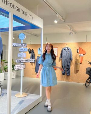 Kim Sol-bi Instagram - 성수동 #브롬톤런던 팝업 스토어 다녀왔어요🙌
1975 denim라인 앤드류 리치가 입었던 작업복에서 영감을 받아 의류를 제작 했다고 하는데요, 
1층에서 브롬톤1세대 자전거 전시도 보고 6층에서 의류 전시와 모자이크 포토부스도 체험 할 수 있어서 넘 재밌었어요😆👍
.
.
.
#광고#브롬톤#브롬톤런던행사#브롬톤런던1975
#팝업#브롬톤런던팝업