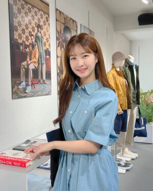 Kim Sol-bi Instagram - 성수동 #브롬톤런던 팝업 스토어 다녀왔어요🙌
1975 denim라인 앤드류 리치가 입었던 작업복에서 영감을 받아 의류를 제작 했다고 하는데요, 
1층에서 브롬톤1세대 자전거 전시도 보고 6층에서 의류 전시와 모자이크 포토부스도 체험 할 수 있어서 넘 재밌었어요😆👍
.
.
.
#광고#브롬톤#브롬톤런던행사#브롬톤런던1975
#팝업#브롬톤런던팝업