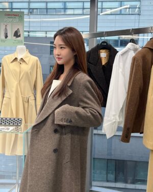Kim Sol-bi Instagram - @hiseoulshowroom official SBA에서 주최하는 성수 디자인마켓 #하이서울쇼룸 💕 
@leyiel 에서 이것저것 다 착용해보고 왔어요 🥰 
서울시 디자이너 5개 브랜드 참여하였다고 하는데 다양한 신상품도 만나볼 수 있고 최대 80% 할인상품들도 많아서 쇼핑하기 너무 좋은 공간이였답니다 🫶🏻 핫한 서울도시제조허브에서 디자이너 브랜드를 만나보세요 🎅🏻♥️ 

📍기간 : 12월 05월(화)~31일(일) 
장소 : 서울특별시 성동구 아차산로17길 9 서울도시제조허브 
.
.
@407_house #광고 #SBA #서울도시제조허브 #하이서울쇼룸 #르이엘 #성수 #디자이너 #K패션 #HISEOULSHOWROOM #CHAMBRILLER #성수쇼룸추천 #성수쇼룸 #성수놀거리 #성수데이트