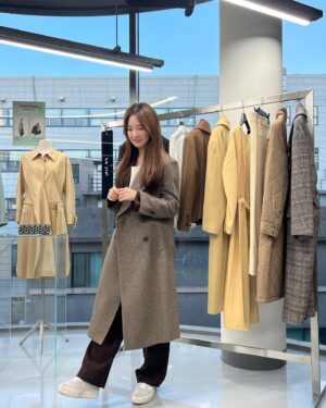 Kim Sol-bi Instagram - @hiseoulshowroom official SBA에서 주최하는 성수 디자인마켓 #하이서울쇼룸 💕 
@leyiel 에서 이것저것 다 착용해보고 왔어요 🥰 
서울시 디자이너 5개 브랜드 참여하였다고 하는데 다양한 신상품도 만나볼 수 있고 최대 80% 할인상품들도 많아서 쇼핑하기 너무 좋은 공간이였답니다 🫶🏻 핫한 서울도시제조허브에서 디자이너 브랜드를 만나보세요 🎅🏻♥️ 

📍기간 : 12월 05월(화)~31일(일) 
장소 : 서울특별시 성동구 아차산로17길 9 서울도시제조허브 
.
.
@407_house #광고 #SBA #서울도시제조허브 #하이서울쇼룸 #르이엘 #성수 #디자이너 #K패션 #HISEOULSHOWROOM #CHAMBRILLER #성수쇼룸추천 #성수쇼룸 #성수놀거리 #성수데이트