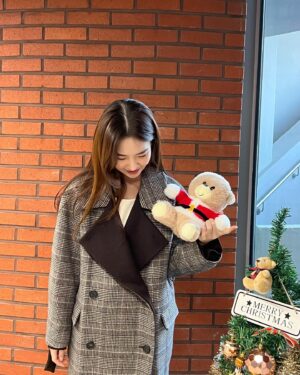 Kim Sol-bi Instagram - @hiseoulshowroom official SBA에서 주최하는 성수 디자인마켓 #하이서울쇼룸 💕 
@leyiel 에서 이것저것 다 착용해보고 왔어요 🥰 
서울시 디자이너 5개 브랜드 참여하였다고 하는데 다양한 신상품도 만나볼 수 있고 최대 80% 할인상품들도 많아서 쇼핑하기 너무 좋은 공간이였답니다 🫶🏻 핫한 서울도시제조허브에서 디자이너 브랜드를 만나보세요 🎅🏻♥️ 

📍기간 : 12월 05월(화)~31일(일) 
장소 : 서울특별시 성동구 아차산로17길 9 서울도시제조허브 
.
.
@407_house #광고 #SBA #서울도시제조허브 #하이서울쇼룸 #르이엘 #성수 #디자이너 #K패션 #HISEOULSHOWROOM #CHAMBRILLER #성수쇼룸추천 #성수쇼룸 #성수놀거리 #성수데이트