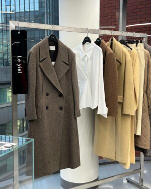Kim Sol-bi Instagram - @hiseoulshowroom official SBA에서 주최하는 성수 디자인마켓 #하이서울쇼룸 💕 
@leyiel 에서 이것저것 다 착용해보고 왔어요 🥰 
서울시 디자이너 5개 브랜드 참여하였다고 하는데 다양한 신상품도 만나볼 수 있고 최대 80% 할인상품들도 많아서 쇼핑하기 너무 좋은 공간이였답니다 🫶🏻 핫한 서울도시제조허브에서 디자이너 브랜드를 만나보세요 🎅🏻♥️ 

📍기간 : 12월 05월(화)~31일(일) 
장소 : 서울특별시 성동구 아차산로17길 9 서울도시제조허브 
.
.
@407_house #광고 #SBA #서울도시제조허브 #하이서울쇼룸 #르이엘 #성수 #디자이너 #K패션 #HISEOULSHOWROOM #CHAMBRILLER #성수쇼룸추천 #성수쇼룸 #성수놀거리 #성수데이트