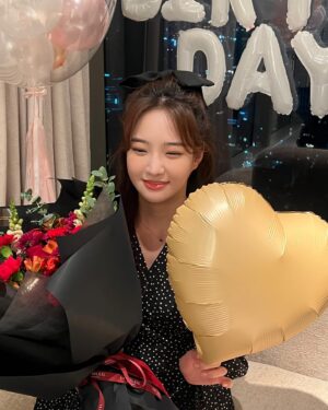Kim Sol-bi Instagram - 🎂(내생일 아님)
.
하수구에서 에어팟 빼느라 늦었는데 
나도 공주놀이 껴줘서 고마워💝 
단체사진은 나만 볼게 히히