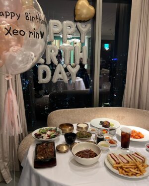 Kim Sol-bi Instagram - 🎂(내생일 아님)
.
하수구에서 에어팟 빼느라 늦었는데 
나도 공주놀이 껴줘서 고마워💝 
단체사진은 나만 볼게 히히