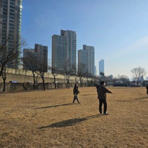 Kim Soo-ro Instagram - 몇일전 .....
조조와 산책.
몇일전.......
10기들과 발레수업 후 수건돌리기.
오늘..........
 스모크 총막공.

큰사랑 감사드립니다.
늘 범사에 감사........