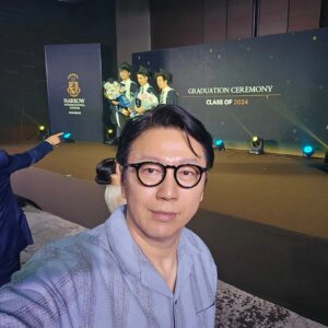 Kim Soo-ro Instagram - 졸업식!!!!!!!!!! 꿈을 꼭 이루길.......

화이팅!!!!! 송민규 !!!!!!