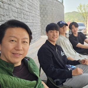 Kim Soo-ro Instagram - 저의 아지트로 놀러오세요!!!!!ㅎㅎㅎ

너무도 친절한 사장님부부와 따님 덕분에 큰 힐링하고.......

새로운 아지트도 생기고.......

캠린이 수로수로마수로.......♡

#너의아지트가되어줄께