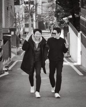 Kim Soo-ro Instagram - 수로×성진.  우정  30주년  기념공연!!!!!!!!!!!!!

2024.3.10~3.24
현대카드  언더스테이지.

연극. 위선자 탁선생  연출.임도완